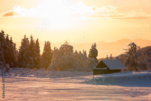 Wei  e Winterlandschaft an einem klaren Wintertag im Erzgebirge