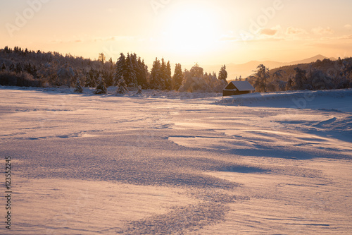 Weiße Winterlandschaft an einem klaren Wintertag im Erzgebirge