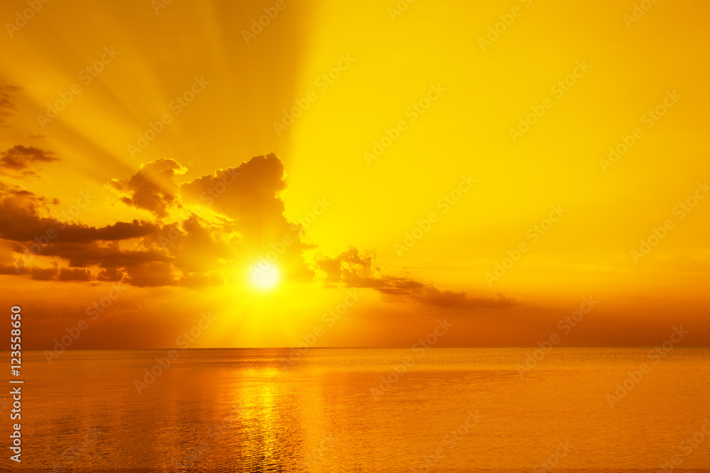 Obraz premium Magiczny złoty zachód słońca nad morzem