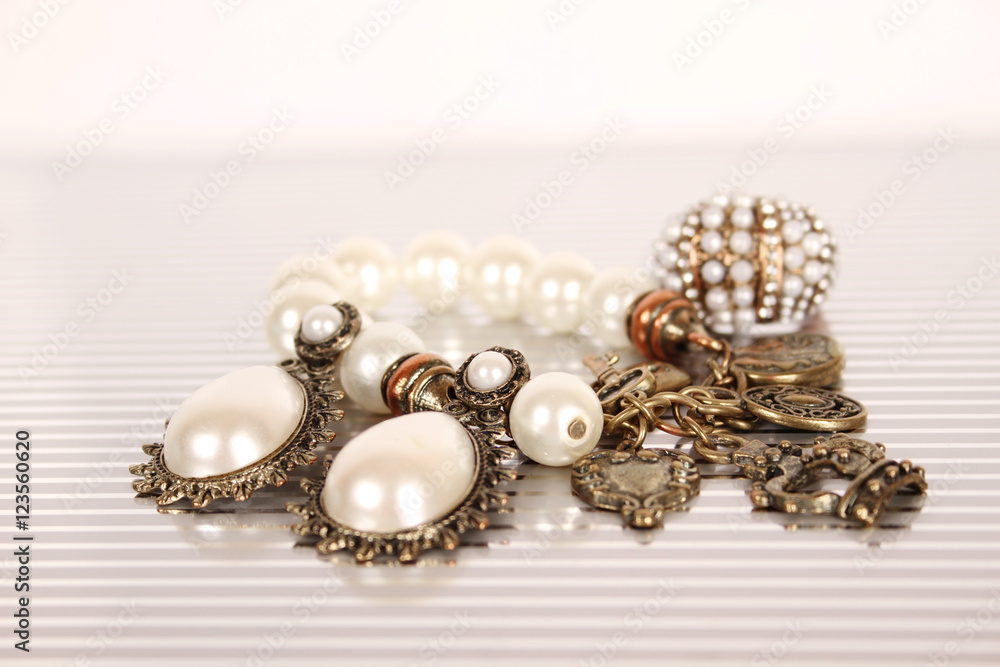 Set of jewelery with pearls Set of jewelery with pearls
