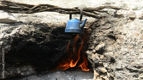 doğal ateşte çay hazırlamak photo