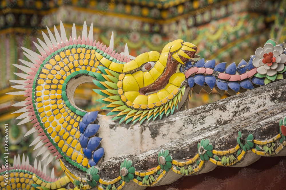 Obraz premium Glazed tile decorated as a dragon , Wat Pho, Bangkok, Thailand.