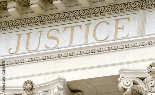 justice gravé dans le marbre du tribunal