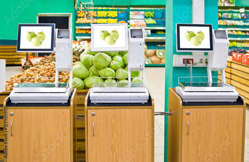 Obraz na płótnie electronic scales in the supermarket vegetable and fruit department w salonie