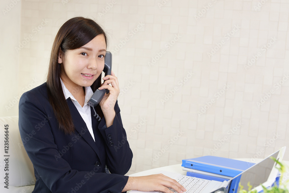 受話器を持つビジネスウーマン