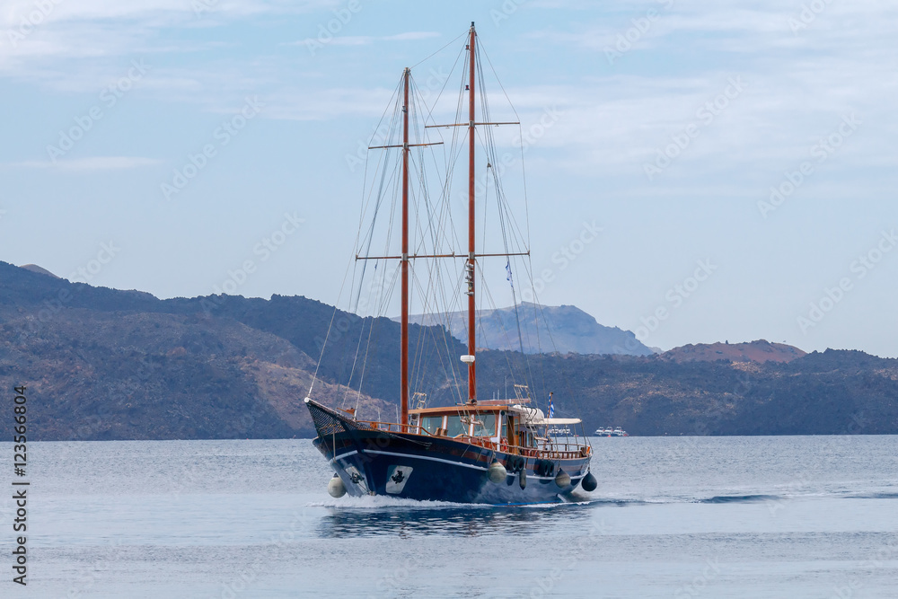 Obraz premium Fira. The ship in the port of Athinios.