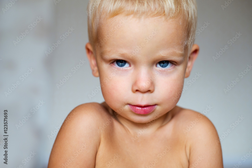 двухлетний мальчик с синими глазами