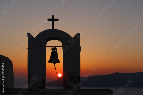 Foto view on sunset through bell tower of Agios Minas church on Santorini