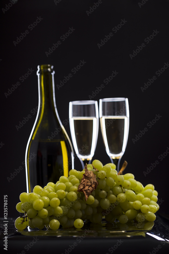Fototapeta premium Bunch of green grapes