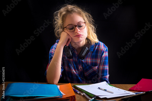 Foto une adolescente blonde devant son travail avec une expression dépitée