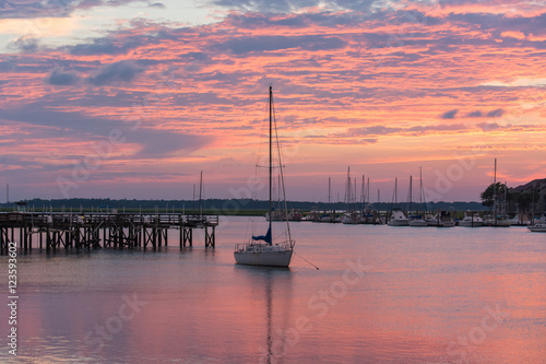 Obraz na płótnie Spectacular sunset over the inter coastal waterway. Sailboats. Beautiful skies. w salonie