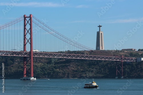 Ponte 25 de Abril/25 de Abril Bridge photo