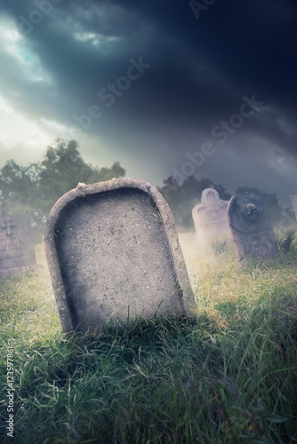 Fényképezés gravestone with fog and dramatic lighting