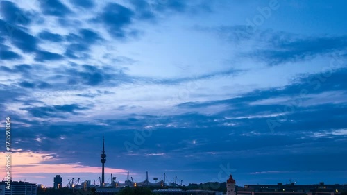Timelapse- Zeitraffer - München - Panorama Skyline - Wolkenzug bei Tagesanfang im Morgengrauen bei Morgenrot