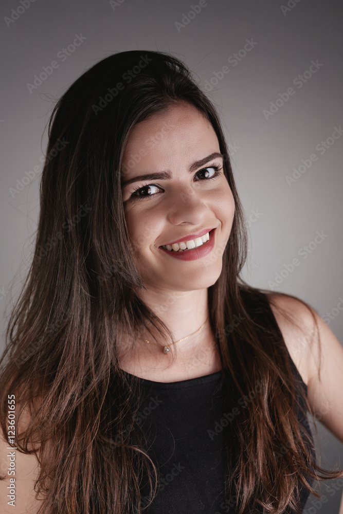 Naklejka premium Portrait of beauty brunette girl over gray background