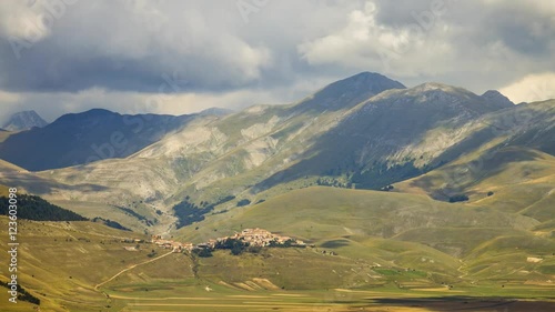 Castelluccio di Norcia - Monti Sibillini - timelapse - clouds - italia photo