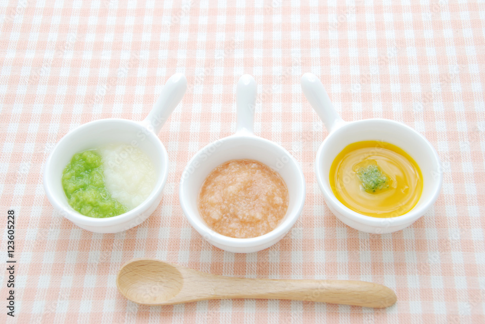 離乳食初期 5 6カ月 10倍粥とトマト キャベツとポテトペースト カボチャのスープとブロッコリー Stock Photo Adobe Stock