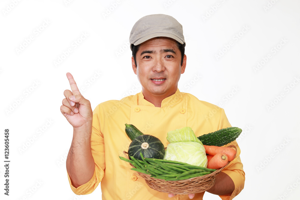 野菜を持つ笑顔の男性 野菜を持つ笑顔の男性