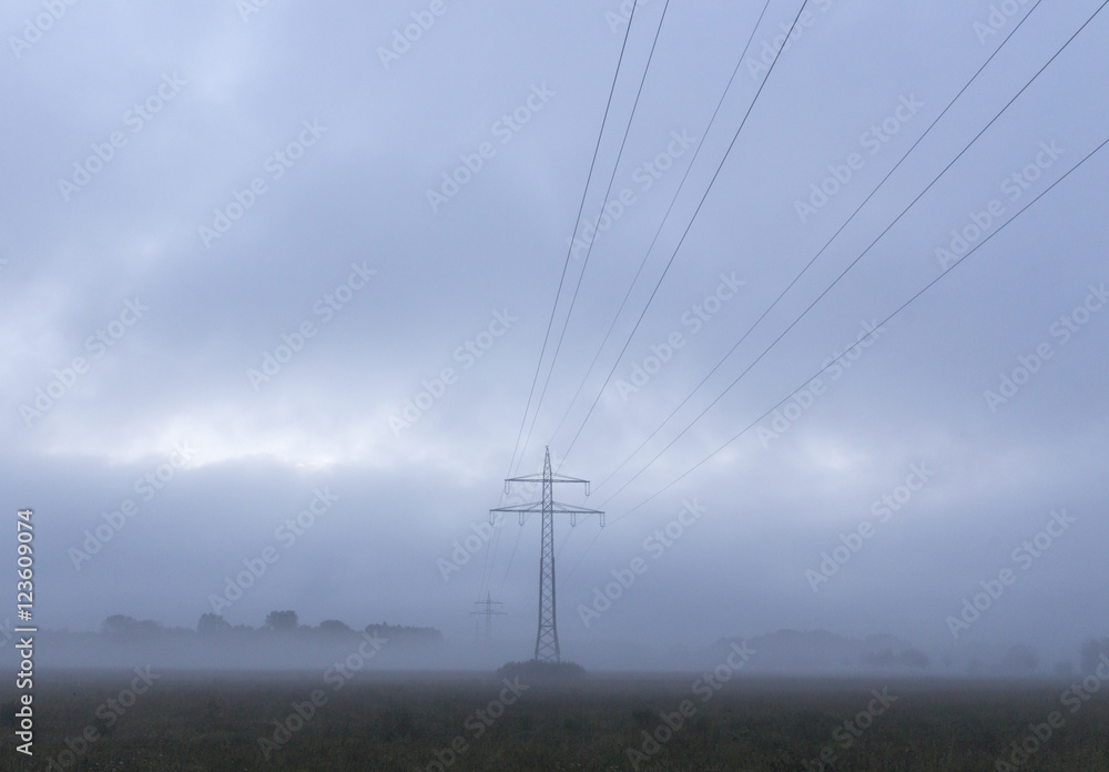 Stromtrasse im Nebel