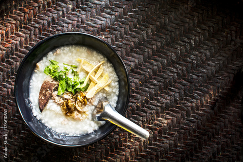 Fotografija rice gruel in bowl on tablecloth in morning