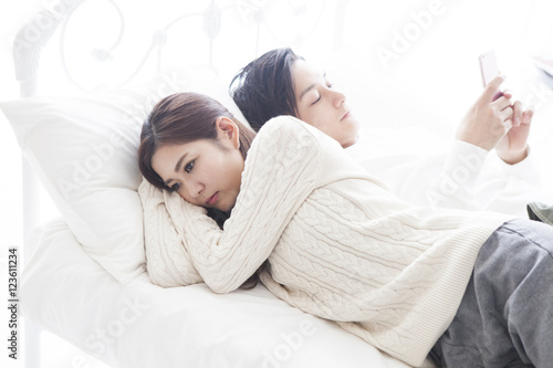Bild auf Leinwand Women are sleeping towards the back to men