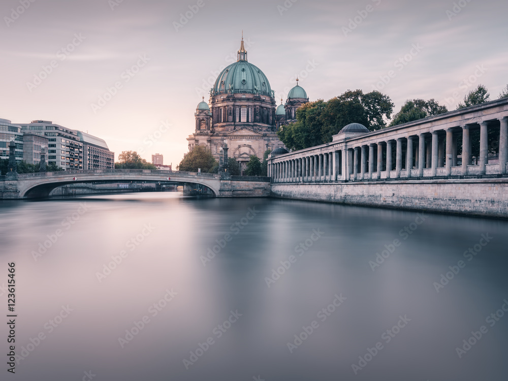 Fototapeta premium Berliner Dom im Herbst