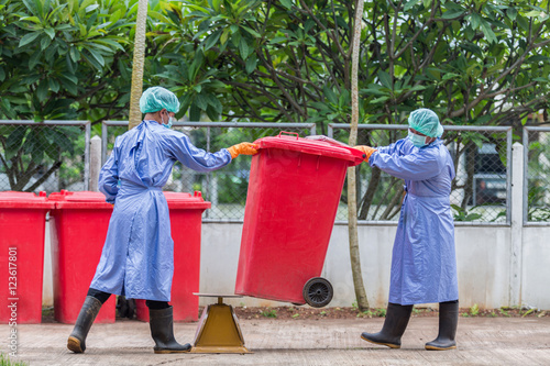 Infected people into the trash, Trash infections in hospitals