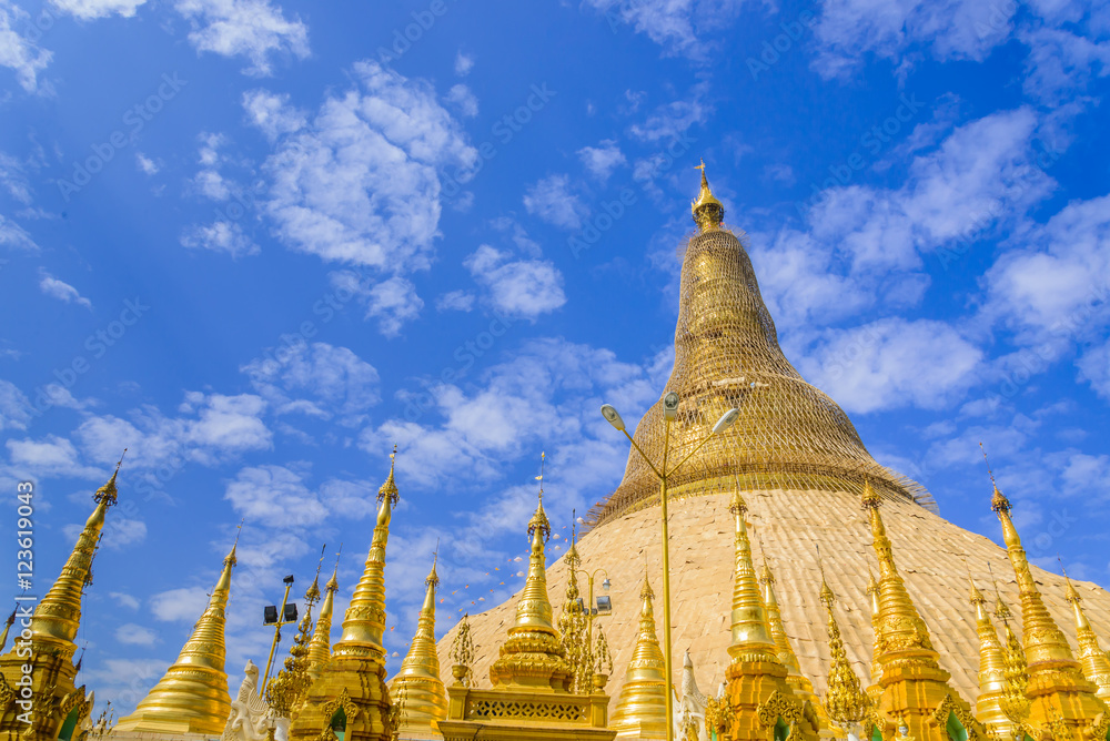 Fototapeta premium Shwedagon pagoda in Yagon, Myanmar