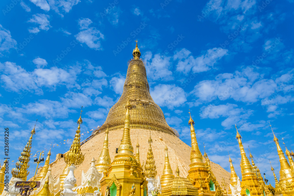 Fototapeta premium Shwedagon pagoda in Yagon, Myanmar