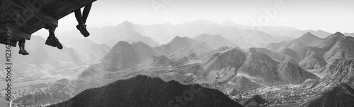Foto Above the mountain valley. Monochrome colors
