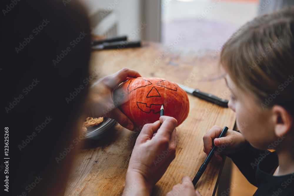 Obraz premium Daughter and mother creating Jack-O-Lantern
