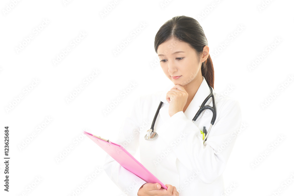真剣な表情の女医 真剣な表情の女医
