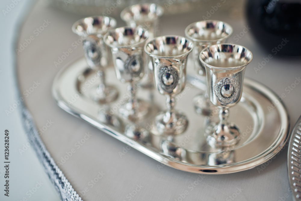 The glasses are on a tray The glasses are on a tray