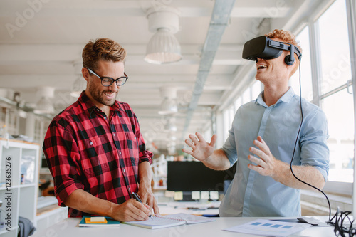 Fototapete Developers testing virtual reality glasses in office