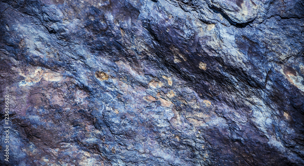 Naklejka premium Kamienny tło, rockowy ścienny tło z szorstką teksturą. Streszczenie, grungy i teksturowanej powierzchni materiału kamiennego. Szczegół natury skał.