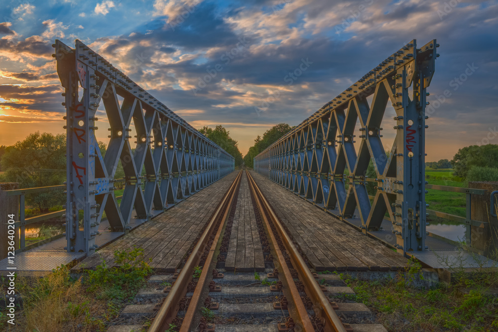 Sonnenuntergang über der Eisenbahnbrücke