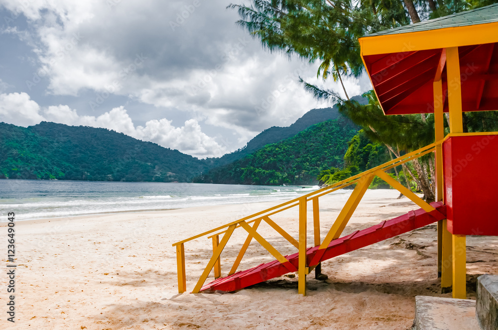 Obraz premium Maracas beach trinidad and tobago lifeguard cabin side view empty beach