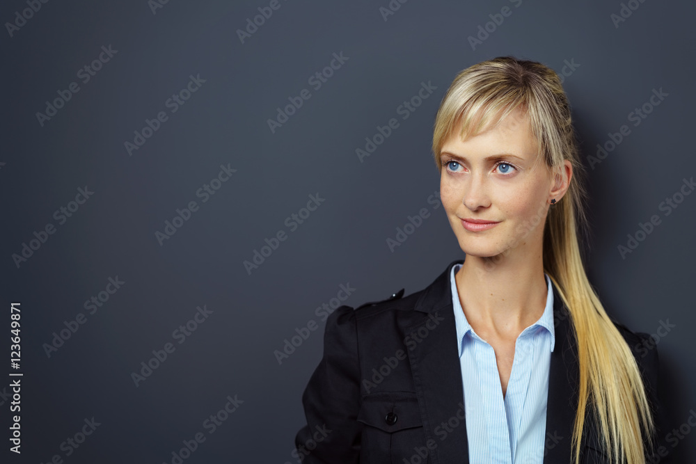 nachdenkliche junge frau schaut zur seite nachdenkliche junge frau schaut zur seite