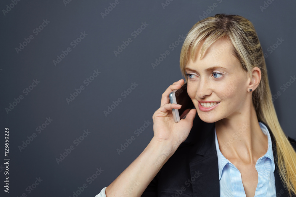 frau telefoniert mit ihrem handy und schaut zur seite frau telefoniert mit ihrem handy und schaut zur seite