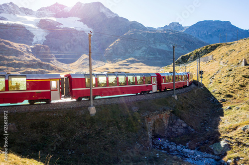 Bernina Eisenbahn, Lago Bianco, Morteratsch, Graubünden, Schweiz 