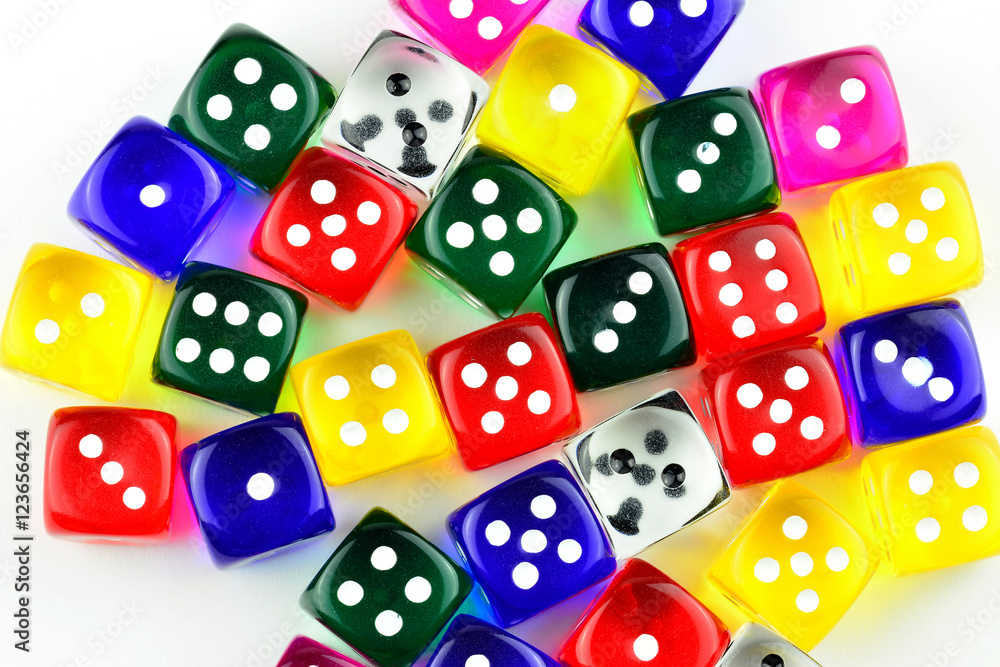 Bunte Spielwürfel vor weißem Hintergrund Bunte Spielwürfel vor weißem Hintergrund