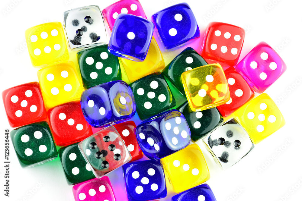 Bunte Spielwürfel vor weißem Hintergrund Bunte Spielwürfel vor weißem Hintergrund