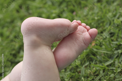 barefoot of a baby in a field © M.Madriñán