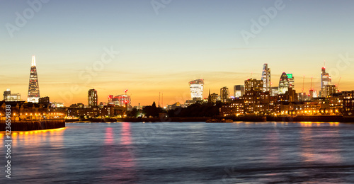 Skyline von London nach Sonnenuntergang von Canary Wharf aus gesehen