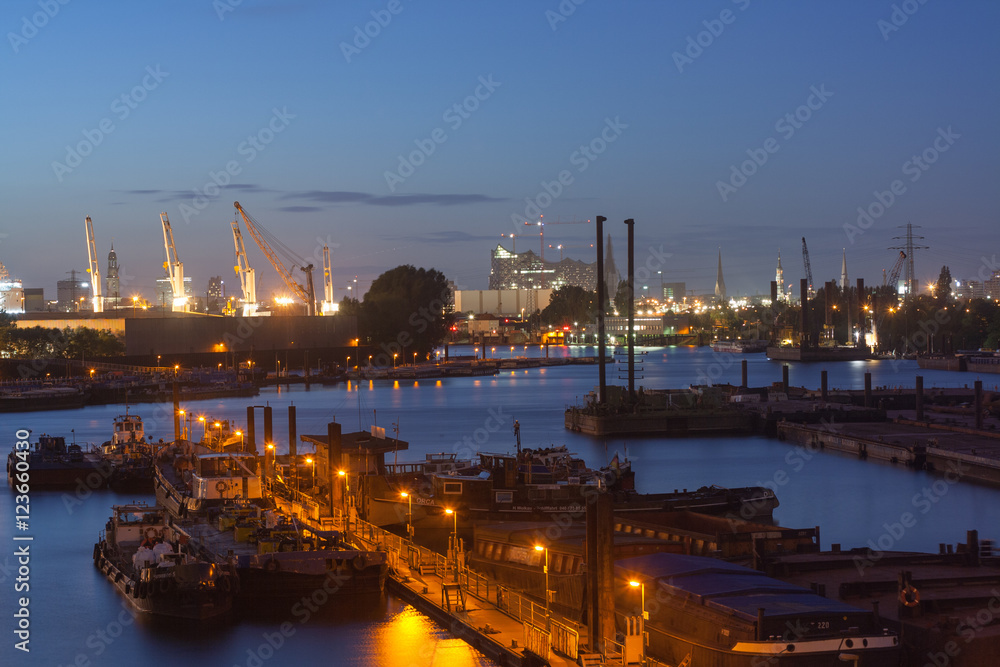 der Travehafen Hamburg, von der Köhlbrandbrücke aus