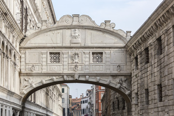 Fototapete Seufzerbrücke Seufzerbrücke Venedig historischer Wasserweg  © ThierryDehove