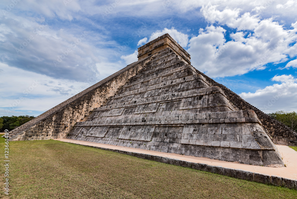 El Castillo (Kukulcan pyramid), chichen itza, mexico