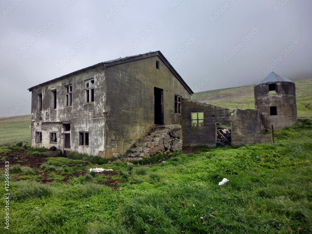 Obraz premium Vintage old abandoned Icelandic farmhouse exterior