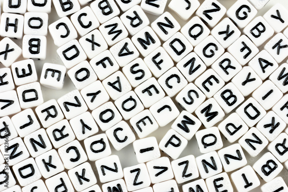 Buchstabenwürfel vor weißem Hintergrund Buchstabenwürfel vor weißem Hintergrund