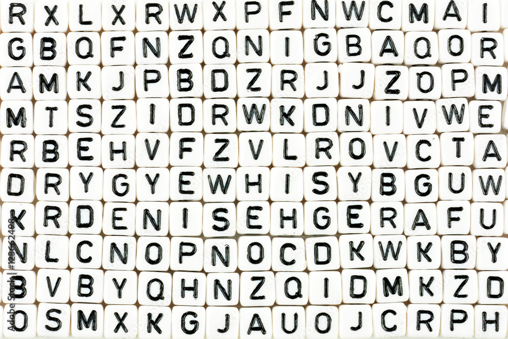 Buchstabenwürfel vor weißem Hintergrund Buchstabenwürfel vor weißem Hintergrund